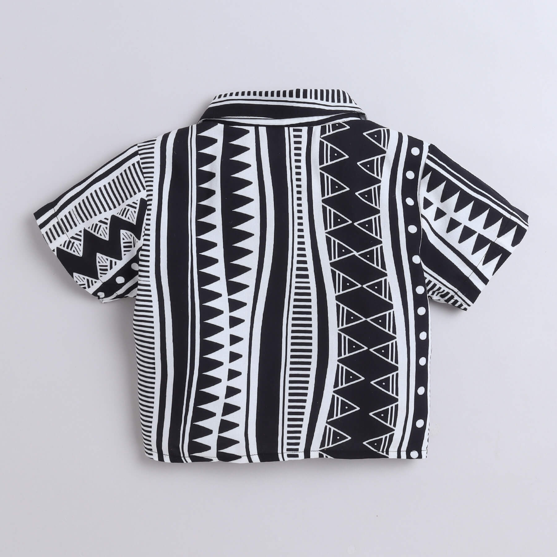 geometric printed half sleeves front tie up crop shirt-black/White