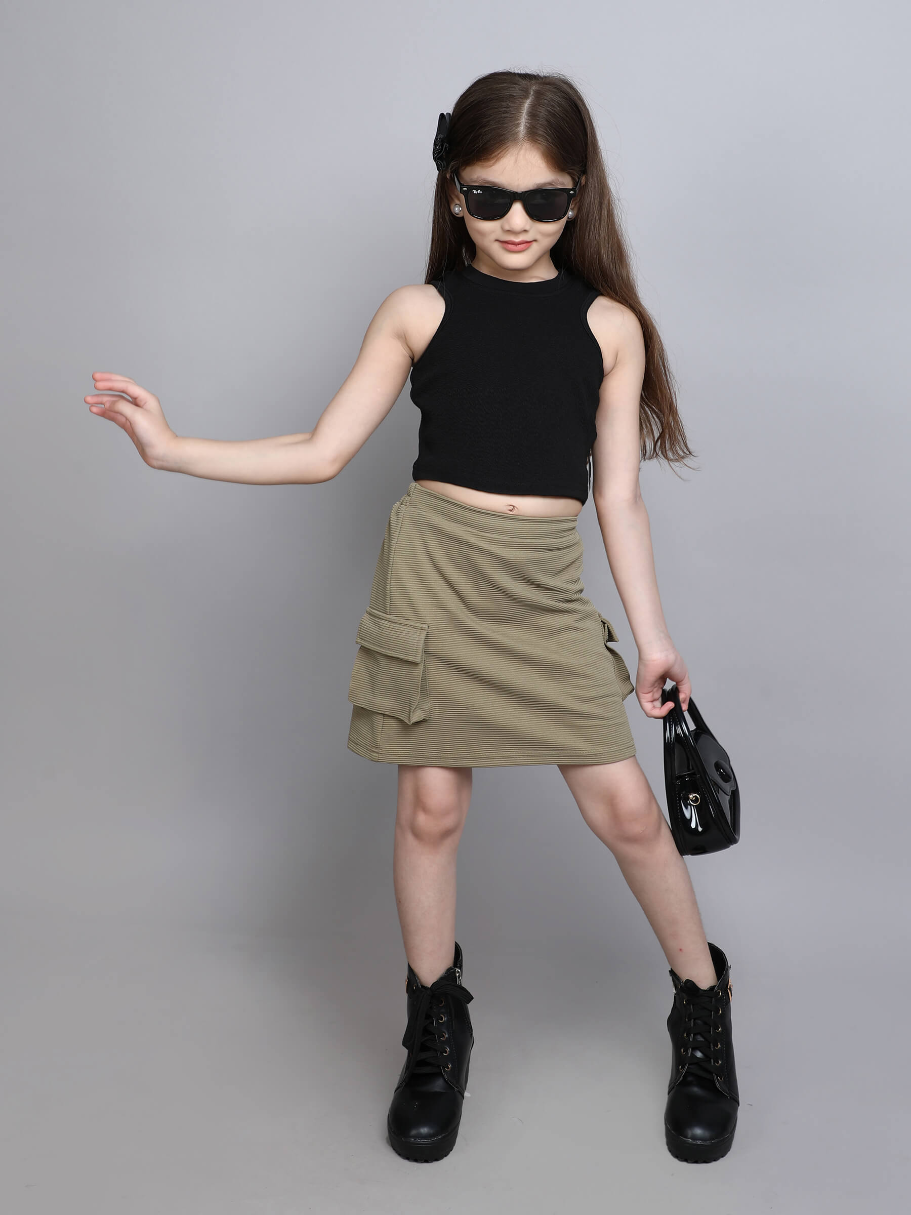 sleeveless crop top and stripes texture cargo skirt set-Black/olive