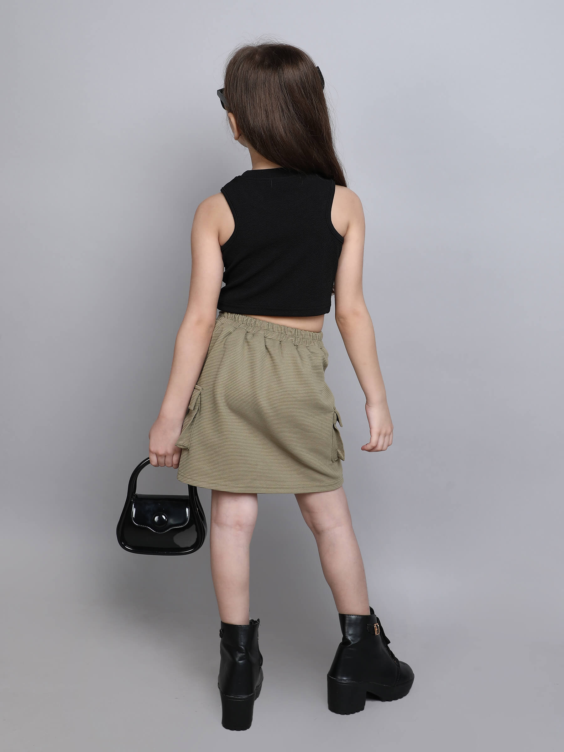 sleeveless crop top and stripes texture cargo skirt set-Black/olive