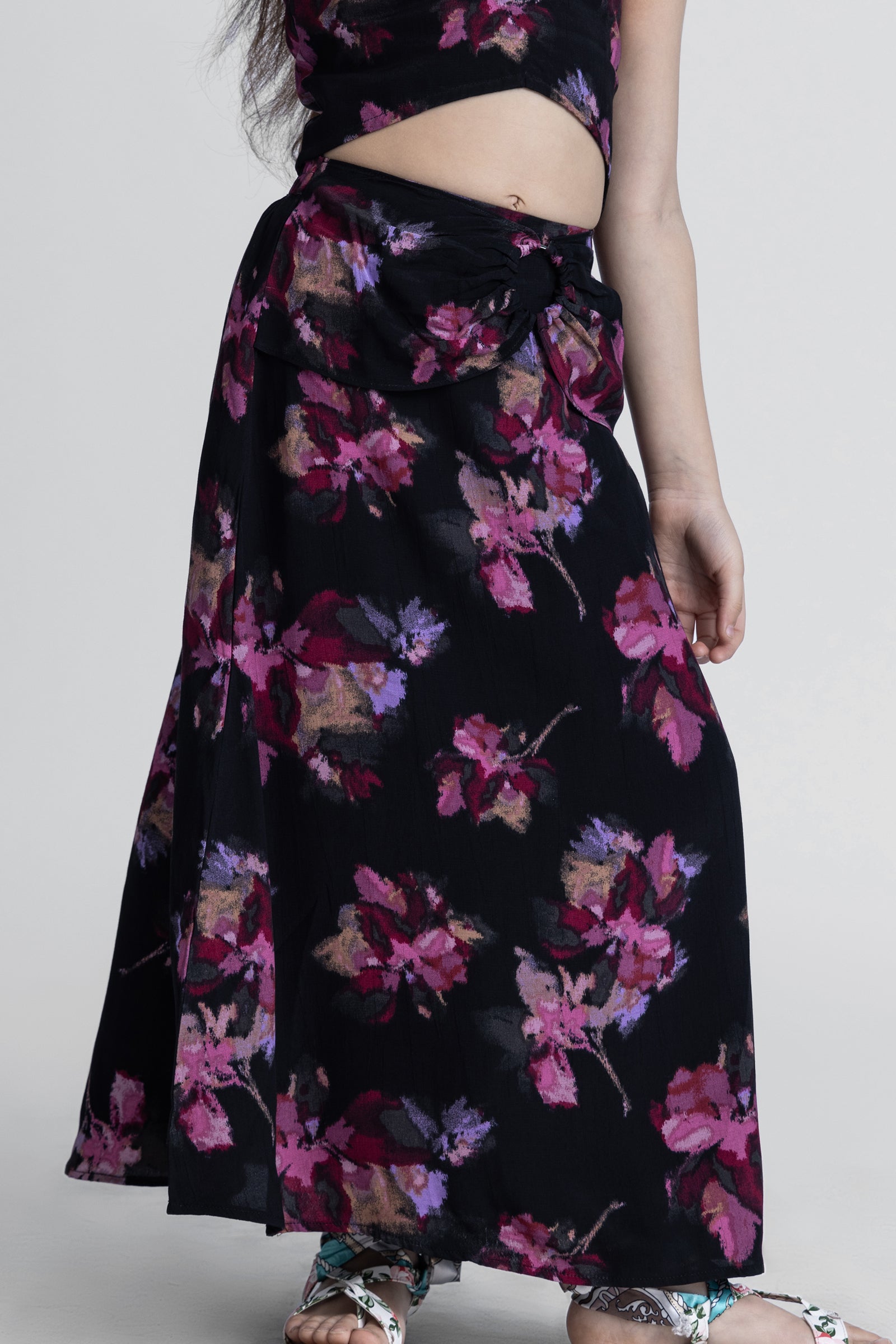 Sleeveless floral printed Back tie up crop top and ring detail skirt set-Black