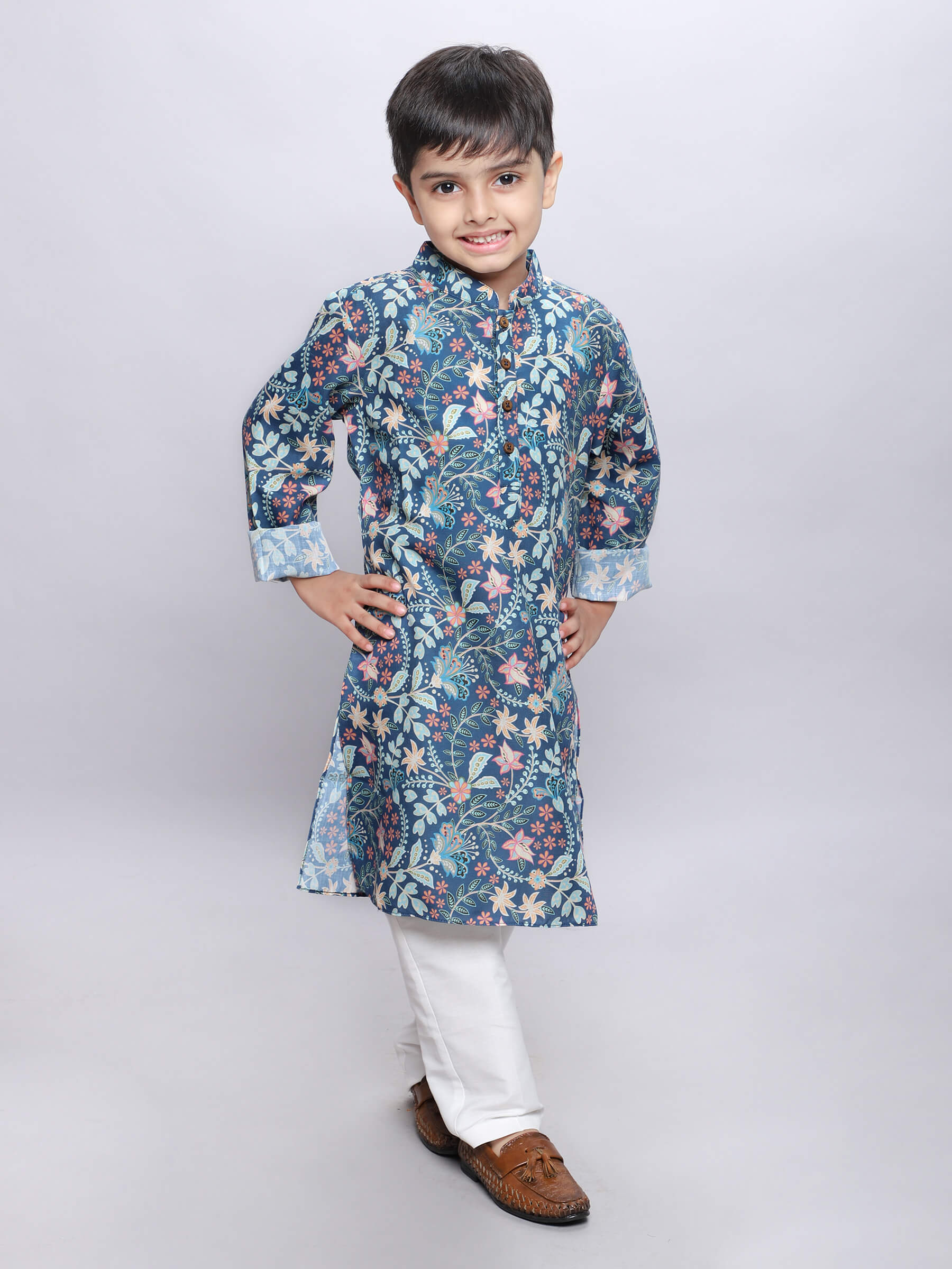 floral printed full sleeves kurta with solid pyjama set-Teal/White