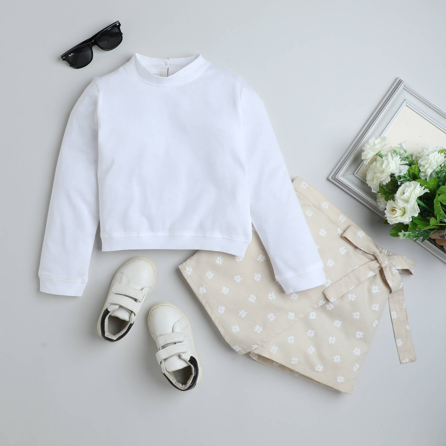 full sleeves sweatshirt and daisy printed skort set-White/Beige