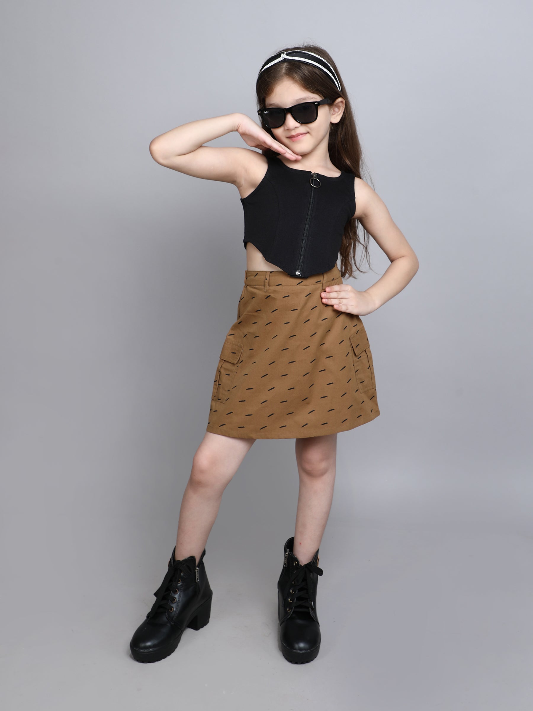 sleeveless front zipper crop top and abstract printed cargo skirt set-Black/brown