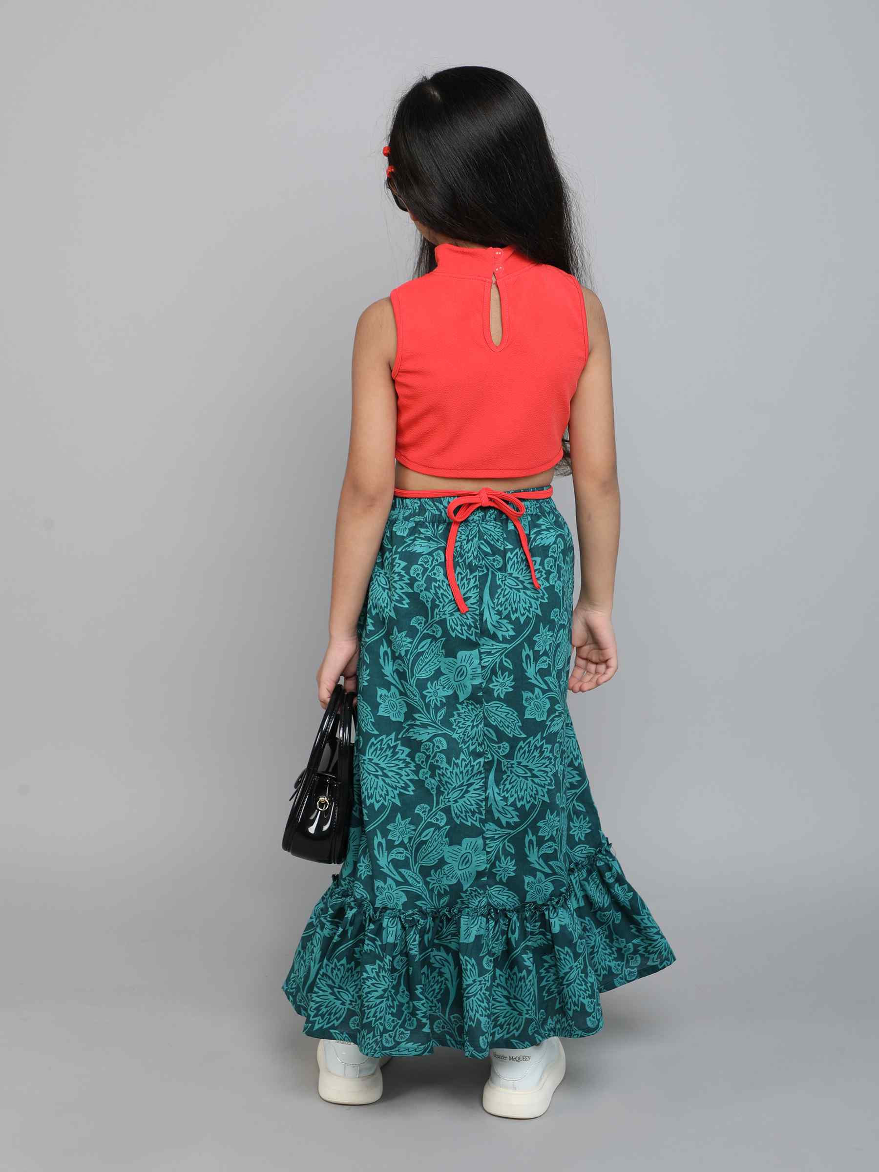 sleeveless waist tie up crop top and floral printed tier skirt set-Red/Green