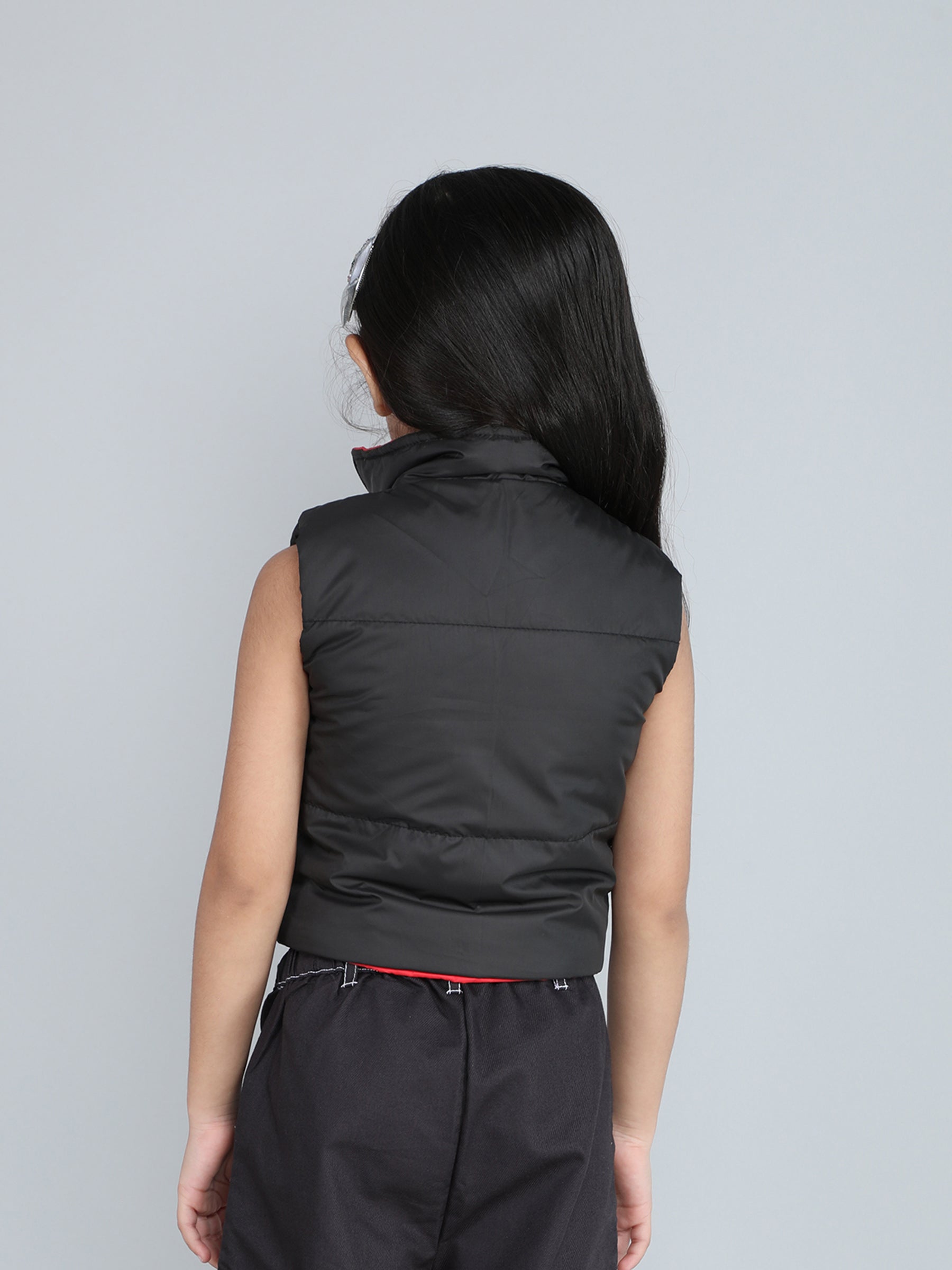 reversible sleeveless crop puffer jacket-Black/Red