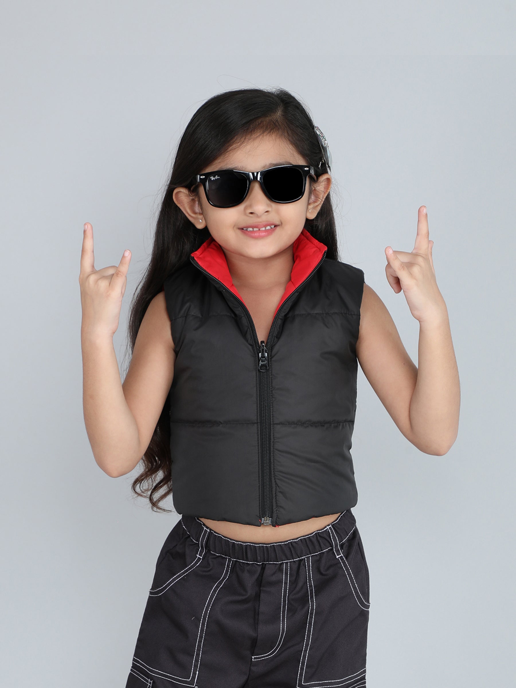 reversible sleeveless crop puffer jacket-Black/Red