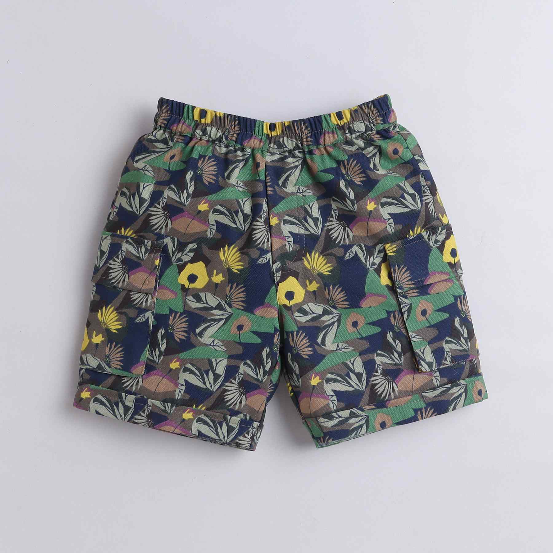 solid sleeveless hoodie and printed cargo shorts set-Black/Multi