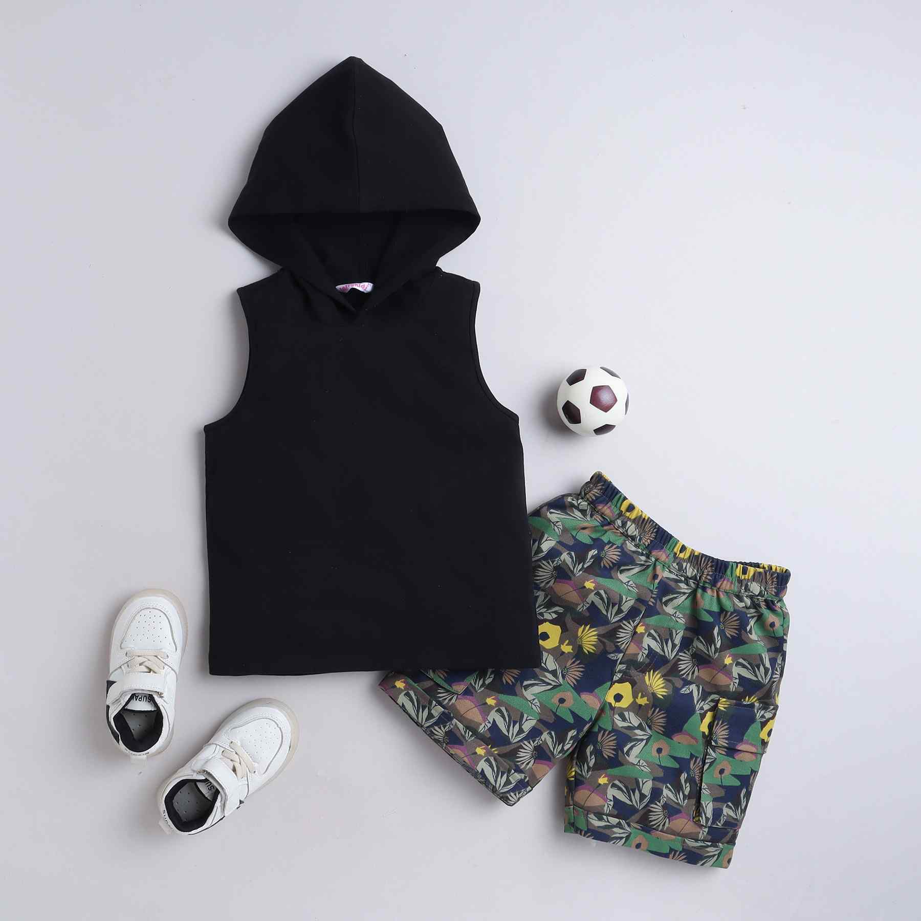 solid sleeveless hoodie and printed cargo shorts set-Black/Multi