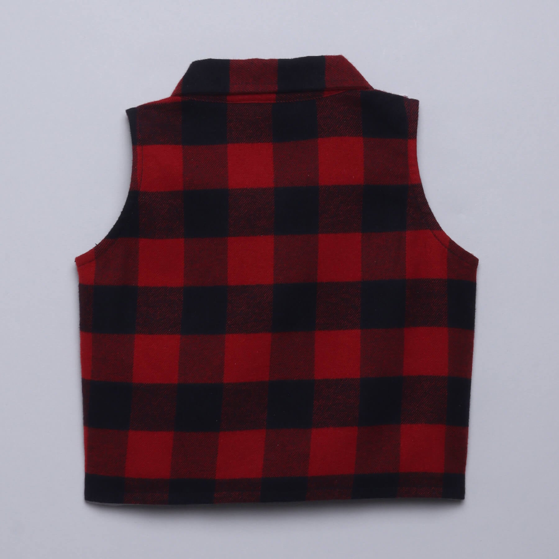 flannel checkered sleeveless front tie up crop shirt-Black & red